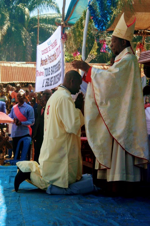Diocèse de Tshumbe : Mgr Djomo a ordonné 7 nouveaux prêtres