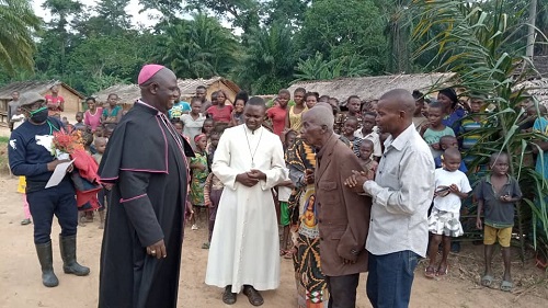 Diocèse de Bokungu-Ikela : Mgr Iluku en visite pastorale dans 3 paroisses