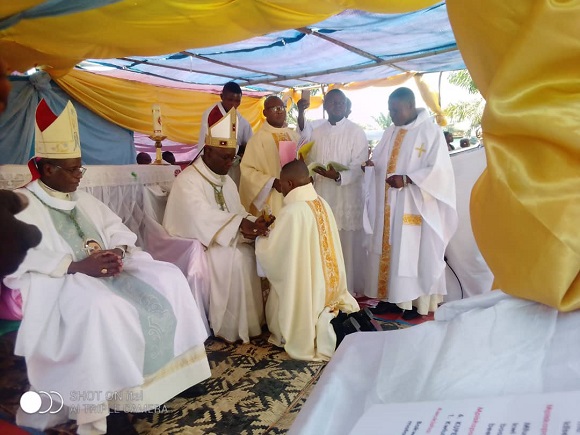 Diocèse de Kabinda : Mgr Ntambue a ordonné 3 prêtres et 7 diacres