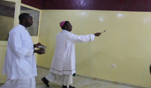 Diocèse de Tshumbe : Mgr Djomo a béni le bloc opératoire des cliniques de l’Université Notre Dame de Tshumbe.