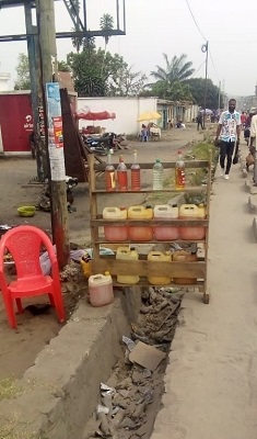 Kinshasa : Les vendeurs ambulants de carburant exagèrent  sur le prix du litre  de carburant