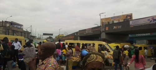 Kinshasa : Le marché pirate installé à Pompage perturbe la circulation routière
