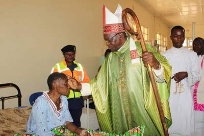 Diocèse de Kolwezi : Mgr Kazadi a prié pour les malades à l’Hôpital du personnel de Kolwezi