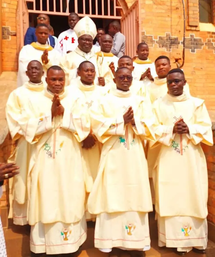 DIOCÈSE DE KISANTU : Mgr Kimbeni a ordonné 3 prêtres et 7 diacres
