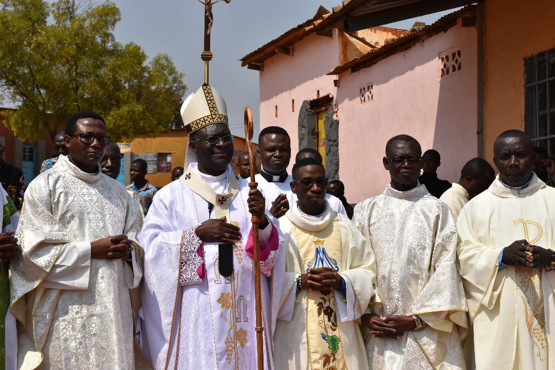 Archidiocèse de Lubumbashi : Mgr Fulgence Muteba a ordonné prêtre le diacre Alexandre Kumwamba